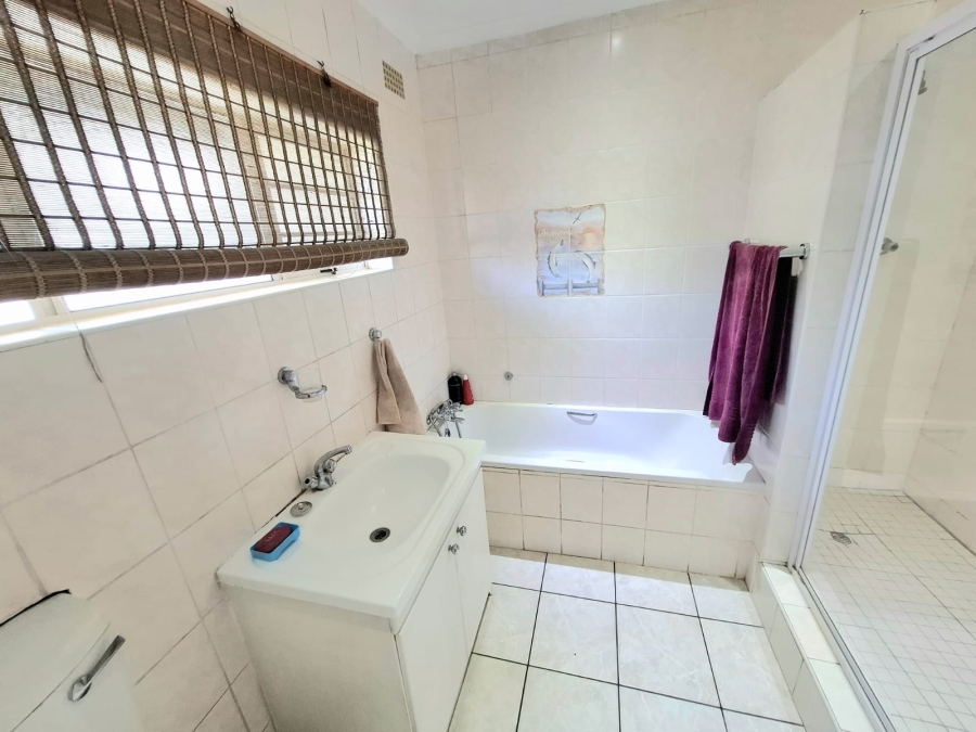 6 Bedroom Property for Sale in Gonubie Eastern Cape